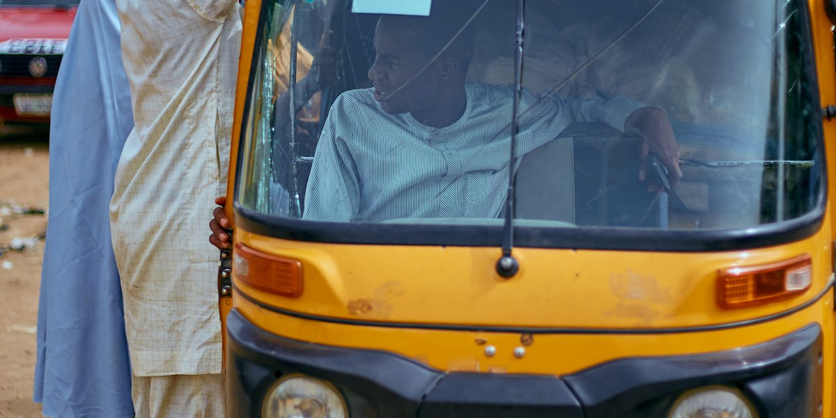 Comparação entre carros de leilão e compra em concessionária tradicional