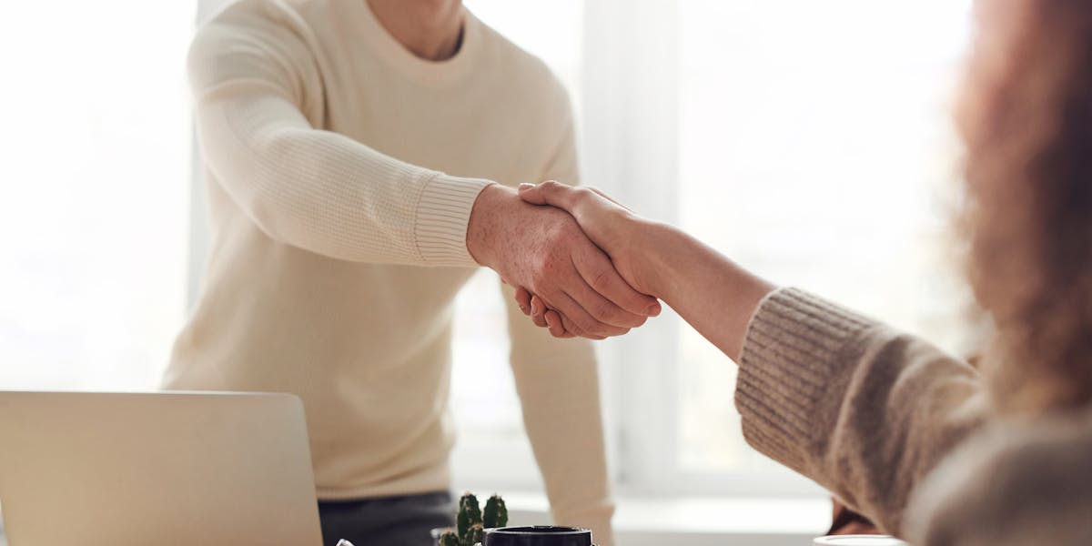 Estratégias para negociar com base no preço mínimo em leilão